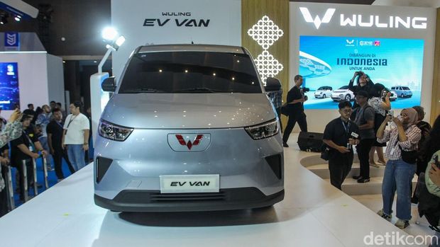 Wuling Motors resmi mengenalkan Wuling EV Van di pameran Periklindo Electric Vehicle Show atau PEVS 2025. Kendaraan komersial listrik tersebut menjadi produk EV keempat pabrikan yang dikenalkan di Indonesia, Selasa (29/4/2025).