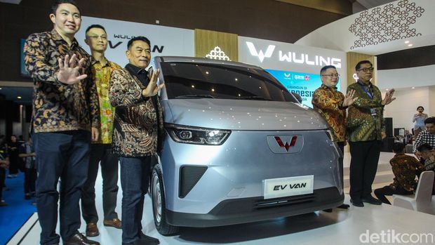 Wuling Motors resmi mengenalkan Wuling EV Van di pameran Periklindo Electric Vehicle Show atau PEVS 2025. Kendaraan komersial listrik tersebut menjadi produk EV keempat pabrikan yang dikenalkan di Indonesia, Selasa (29/4/2025).