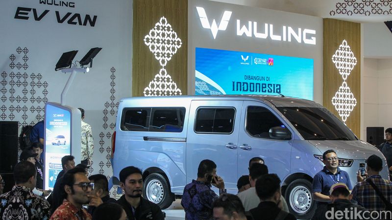 Wuling Motors resmi mengenalkan Wuling EV Van di pameran Periklindo Electric Vehicle Show atau PEVS 2025. Kendaraan komersial listrik tersebut menjadi produk EV keempat pabrikan yang dikenalkan di Indonesia, Selasa (29/4/2025).