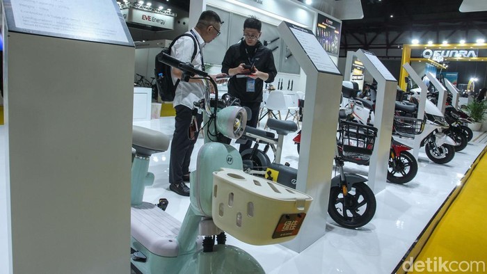 Pengunjung menjajal motor listrik di gelaran Periklindo Electric Vehicle Show (PEVS), Jakarta, Selasa (29/4/2025).