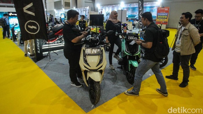 Pengunjung menjajal motor listrik di gelaran Periklindo Electric Vehicle Show (PEVS), Jakarta, Selasa (29/4/2025).