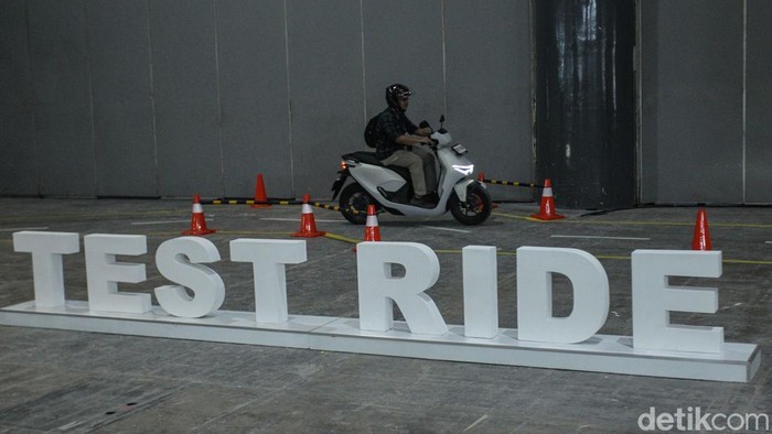 Intip Deretan Motor Listrik di PEVS 2025 Pengunjung menjajal motor listrik diΒ gelaran Periklindo Electric Vehicle Show (PEVS), Jakarta, Selasa (29/4/2025).