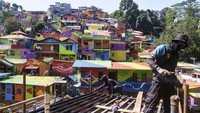 Petugas terlihat mengerjakan proyek penataan dan pengecatan di kawasan Kampung Pelangi 200, Bandung, Jawa Barat, Selasa (29/4/2025). Proyek ini merupakan bagian dari upaya Pemerintah Kota Bandung untuk mempercantik kawasan permukiman tersebut.