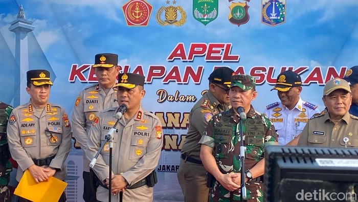 Kapolda Metro Jaya Irjen Karyoto memeriksa kesiapan pengawalan Hari Buruh Internasional (Wildan/detikcom) pengamanan hari buruh