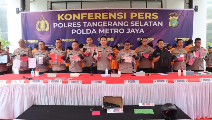 Kapolres Metro Tangerang Selatan AKBP Victor Inkiriwang (tengah) dan jajaran. (dok Istimewa)