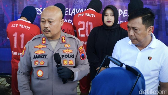 Kapolres Wonogiri AKBP Jarot Sungkowo saat konferensi pers di Mapolres Wonogiri, Selasa (29/4/2025).