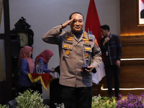 Kapolresta Malang Kota Kombes Nanang Haryono terima penghargaan Rastra Sewakottama Award