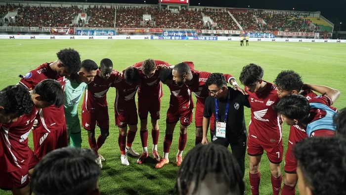 Kapten PSM Makassar Yuran Fernandes memompa semangat para pemain PSM jelang melawan Bali United.