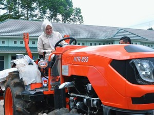 Legislator Gerindra Beri Bantuan Alsintan ke Petani Banyuasin