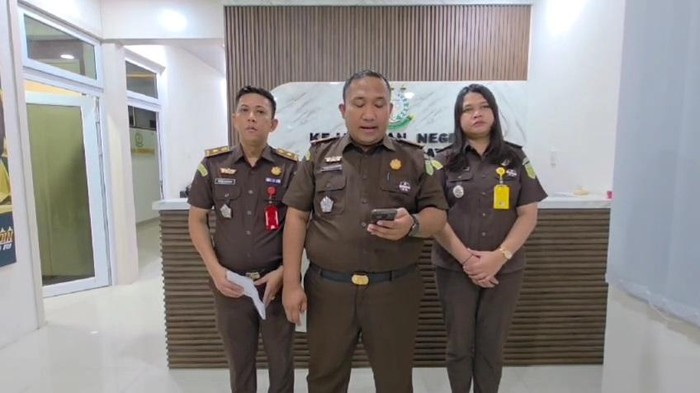 Kasi Intel Kejari Labuhanbatu Rahmad Memed Sugama (tengah) dan Kasi Pidsus Kejari Labuhanbatu (kiri) Sabri Fitriansyah Marbun memaparkan penahanan kasus dugaan korupsi dana desa Bandar Kumbul (Dok. Istimewa)