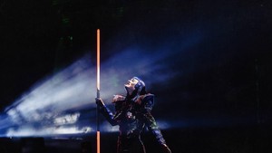 Salah satunya yang ramai dibahas adalah saat Katy Perry membawakan lagu E.T. dengan lightsaber plastik. Foto: Instagram Katy Perry