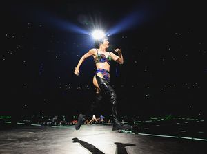 Video Detik-detik Katy Perry Nyaris Jatuh Saat Terbang di Tur Lifetime