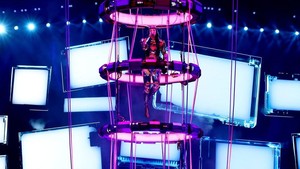 Netizen juga mengomentari gambar di layar belakang saat konser Katy Perry berlangsung, dianggap hasil AI. Foto: Instagram Katy Perry
