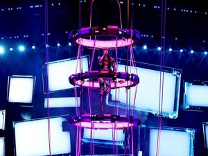 Katy Perry Bikin Panik Lagi, Kesetrum saat Konser