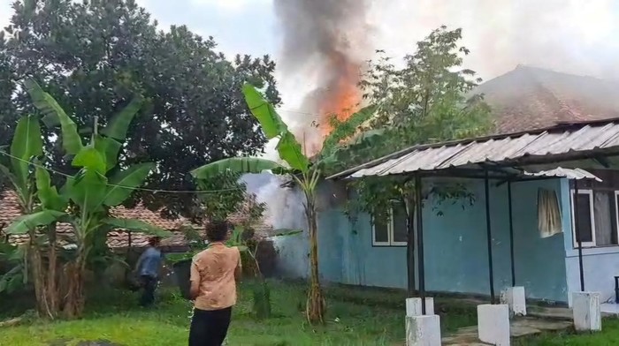 Kebakaran gudang dan asrama panti asuhan di Jl Aria Surialaga, Bogor Barat, Kota Bogor, Jawa Barat