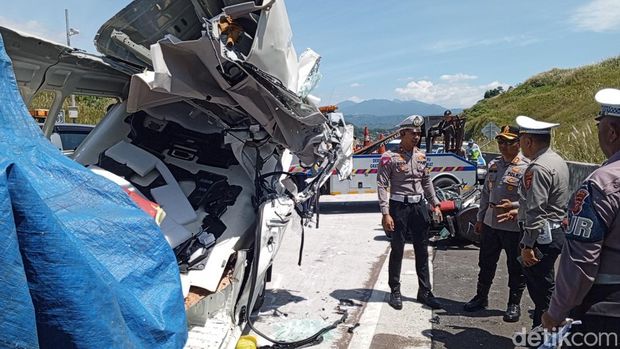Kecelakaan di Tol Cisumdawu.