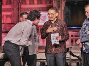 Menbud Fadli Zon Terima Buku Mereka yang Pertama Karya Reza Rahadian