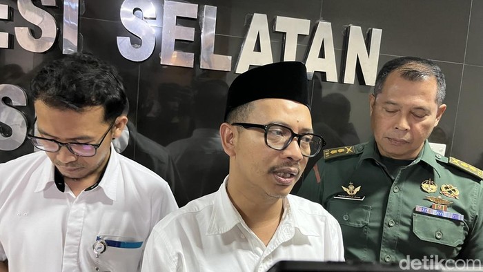 Kepala Perum Bulog Wilayah Sulselbar Fahrurozi usai rapat kerja di Komisi B DPRD Sulsel.