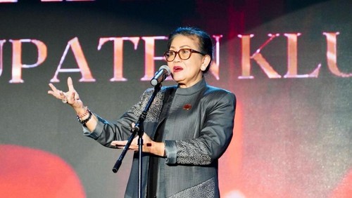 Ketua Dekranasda Bali, Ni Putu Putri Suastini, menghadiri Fashion Show serangkaian Semarapura Festival ke-7 2025 di Monumen Ida Dewa Agung Jambe, Klungkung, Senin (28/4/2025) malam. (Dok. Pemprov Bali)