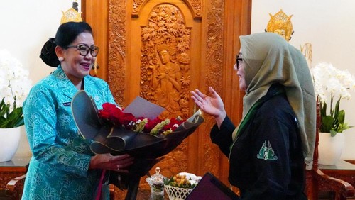 Ketua TP PKK Bali, Ni Putu Putri Suastini, menerima audiensi HMI Cabang Denpasar di Rumah Jabatan Gubernur Bali, Jaya Sabha, Senin (28/42025). (Dok. Pemprov Bali)