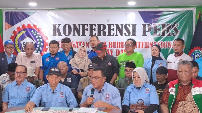 Ketua Umum Konfederasi Serikat Pekerja Seluruh Indonesia (KSPSI) Jumhur Hidayat (tengah). (dok Istimewa)