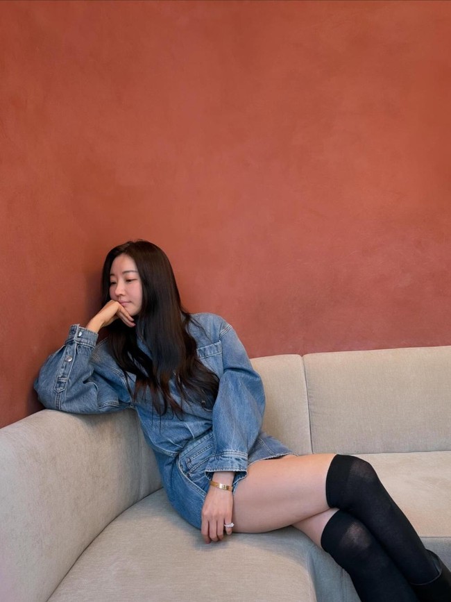 Di media sosial, banyak orang yang mengatakan jika Kim Sa Rang masih sama seperti penampilannya di drama Korea legendaris ‘Secret Garden’.  Foto: Instagram @sarangkim.love