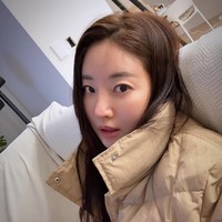 Kim Sa Rang adalah aktris cantik yang dikenal lewat perannya dalam drakor Secret Garden bersama Hyun Bin. Wanita itu sudah membintangi berbagai serial dan film meski belakangan tidak terlalu aktif di industri hiburan. Netizen pun terkejut saat melihat penampilan terbarunya. Banyak yang menilai jika Sa Rang terlihat seperti wanita 20 tahun. Padahal usianya sudah 47 tahun. Foto: Instagram @sarangkim.love