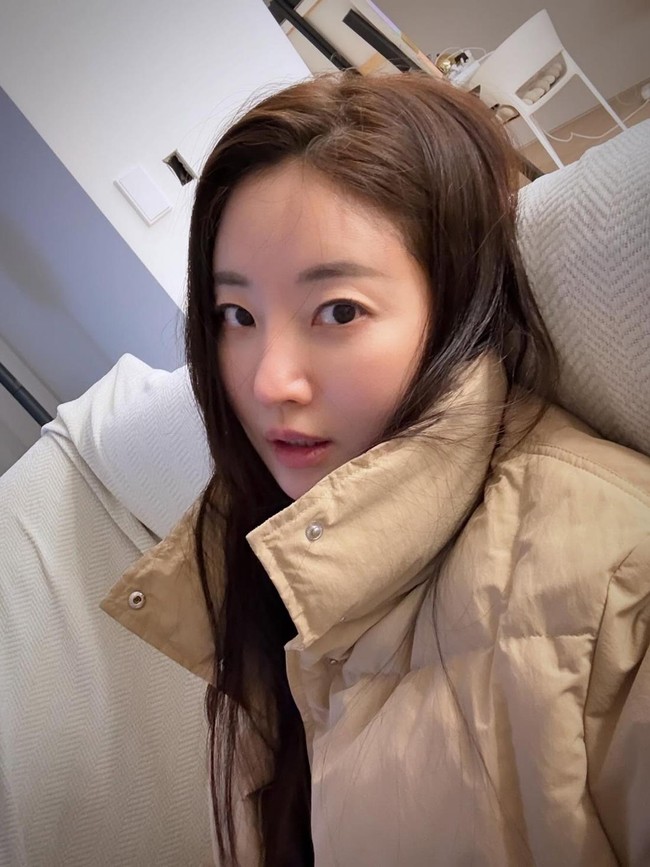 Kim Sa Rang adalah aktris cantik yang dikenal lewat perannya dalam drakor Secret Garden bersama Hyun Bin. Wanita itu sudah membintangi berbagai serial dan film meski belakangan tidak terlalu aktif di industri hiburan. Netizen pun terkejut saat melihat penampilan terbarunya. Banyak yang menilai jika Sa Rang terlihat seperti wanita 20 tahun. Padahal usianya sudah 47 tahun. Foto: Instagram @sarangkim.love