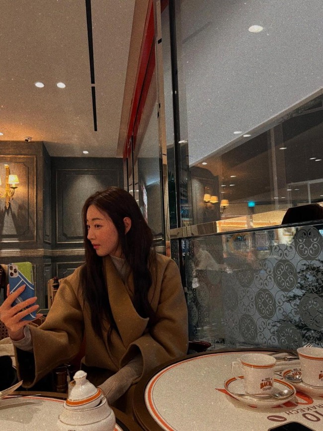 Selain penampilan fisik, netizen juga terkagum dengan energi dan kemampuannya berkomedi meski 10 tahun belakangan mulai jarang tampil di televisi. Foto: Instagram @sarangkim.love