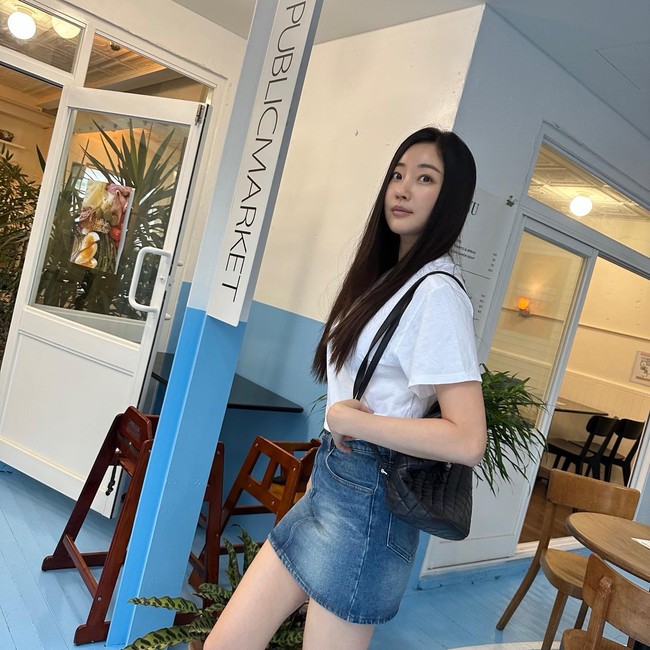 Kim mewakili Korea di ajang Miss Universe yang digelar di Puerto Rico dan memenangkan ‘Kostum Nasional Terbaik’. Lulusan Universitas Yong In itu kemudian mulai merambah dunia hiburan dengan membintangi ‘Anger of Angel’. Foto: Instagram @sarangkim.love