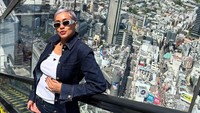 Kimmy Jayanti jalan-jalan di Jepang memakai berbagai outfit yang stylish banget. Semringah Kimmy menikmati suasana di Shibuya Sky. Foto: Instagram @kimmyjayanti