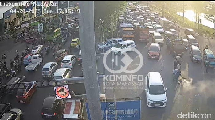 Kondisi arus lalu lintas depan Pintu I Unhas, Jalan Perintis Kemerdekaan, Makassar.