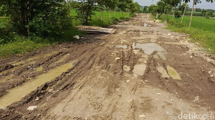 Kondisi jalan menuju TPA Kubangdeleg