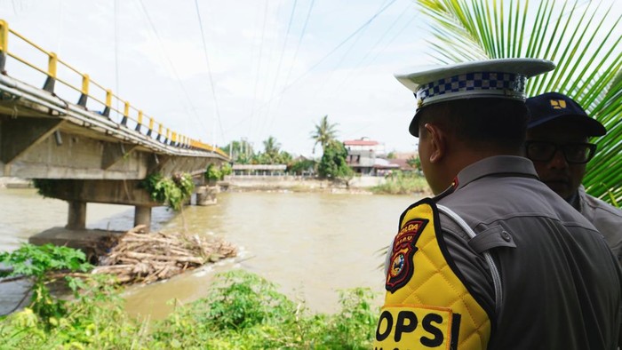 Kondisi Jembatan Ujung Batu, Rokan Hulu, Riau miring imbas hujan deras. (Dok Istimewa)