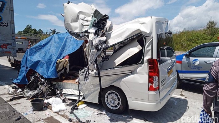 Kondisi kendaraan yang terlibat kecelakaan di Tol Cisumdawu. Kondisi kendaraan yang terlibat kecelakaan di Tol Cisumdawu.