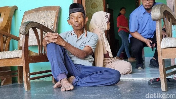 Korban cecunguk tanah asal Ngentak, Bangunjiwo, Kasihan, Bantul, Mbah Tupon (68) dikala menampilkan keterangan, Selasa (29/4/2025). dilema bandit