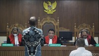 Terdakwa kasus korupsi Jasindo Sahata Lumban Tobing (kiri berbatik) dan Toras Sotarduga Panggabean (kanan/baju putih) mendengar pembacaan putusan majelis hakim di Pengadilan Tipikor, Jakarta, Rabu (29/4/2025). Mantan Direktur Operasi Ritel PT Jasindo, Sahata Lumban Tobing, divonis 3,5 tahun penjara.