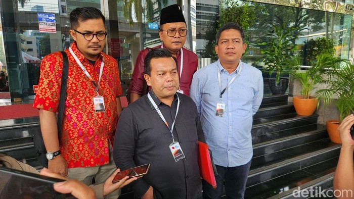 Kuasa hukum Sekjen PDIP Hasto Kristiyanto dan Kusnadi, Johannes Tobing mendatangi gedung Dewas untuk memberikan klarifikasi atas laporannya. (Adrial/detikcom)
