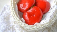 Kue dengan warna merah terang ini namanya Kue Ku di Indonesia. Kue yang mendapatkan pengaruh China ini juga ada di Malaysia dengan nama ang koo. Warnanya juga merah terang dan disebut melambangkan keberuntungan. Foto: iStock