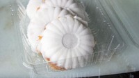 Satu lagi camilan Malaysia yang juga banyak ditemui di Indonesia, yaitu putu. Di Malaysia dikenal dengan sebutan putu piring, karena bentuknya yang pipih mirip bentuk piring. Identiknya, kue ini berwarna putih. Foto: iStock