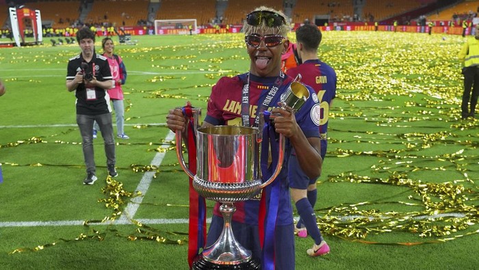 Seville, Spain - April 26: Lamine Yamal of FC Barcelona poses with the Copa del Rey during the Copa del Rey Final macht between FC Barcelona and Real Madrid at Estadio de La Cartuja on April 26, 2025 in Seville, Spain. (Photo by Manu Reino/DeFodi Images/DeFodi via Getty Images)