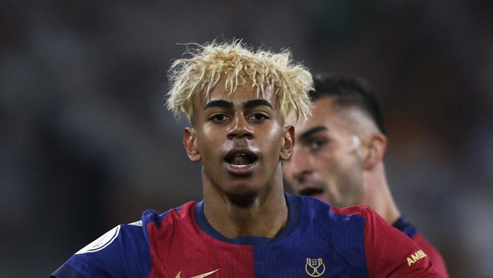 Soccer Football - Copa del Rey - Final - FC Barcelona v Real Madrid - Estadio de La Cartuja, Seville, Spain - April 26, 2025 FC Barcelonas Lamine Yamal celebrates after Ferran Torres scores their second goal REUTERS/Marcelo Del Pozo