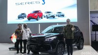 Seres 3 tersedia dalam empat pilihan warna, yakni hitam, abu-abu, putih dan merah. Sementara khusus untuk pembelian di PEVS 2025, mobil listrik tersebut bisa ditebus seharga Rp 370-398 juta dengan status on the road Jakarta.  