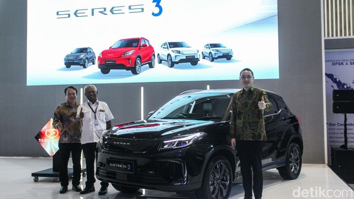 Lebih Dekat dengan Seres 3, Mahar Rp 300 Jutaan PT Sokonindo Automobile resmi meluncurkan Seres 3 di pameran Periklindo Electric Vehicle Show atau PEVS 2025. Kendaraan berjenis SUV listrik tersebut akan menantang produk lain di kelasnya, seperti Omoda E5 dan BYD Atto 3, Selasa (29/4/2025).