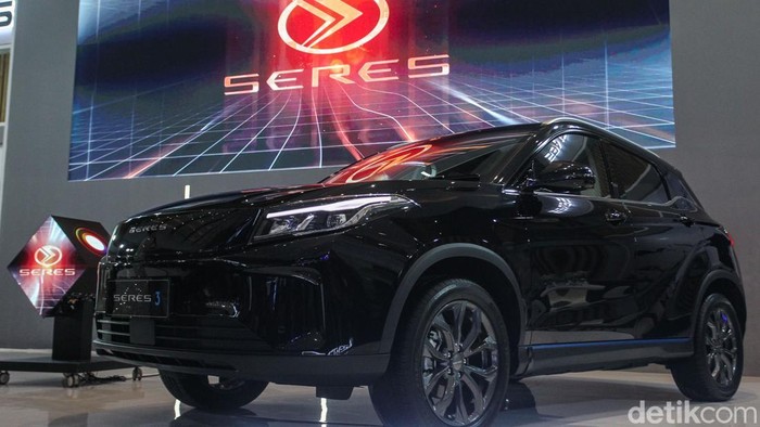 PT Sokonindo Automobile resmi meluncurkan Seres 3 di pameran Periklindo Electric Vehicle Show atau PEVS 2025. Kendaraan berjenis SUV listrik tersebut akan menantang produk lain di kelasnya, seperti Omoda E5 dan BYD Atto 3, Selasa (29/4/2025).
