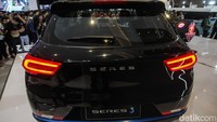 Seres 3 menggunakan baterai dengan kapasitas 54 kWh yang mampu menempuh jarak 412 km (pengukuran NEDC). Sementara pengisian daya dari 20 ke 80 persen hanya memerlukan waktu 40 menit! Seres 3 dibekali motor listrik dengan semburan tenaga 201 dk dan torsi 310 Nm. Kemudian kecepatan maksimumnya diklaim tembus 165 km/jam dan melesat dari nol ke 100 km/jam dalam waktu 8,5 detik.
