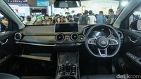 Soal fitur, Seres 3 dilengkapi cluster instrumen digital besar berukuran 10,25 inci dan head unit layar sentuh dengan ukuran serupa. Selain itu, ada wireless charging atau pengecasan nirkabel, auto-hold, cruise control, hill start assist, brake assist, serta sistem keselamatan aktif dan pasif yang meningkatkan kenyamanan berkendara.  
