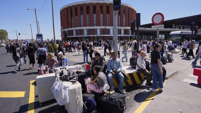 Listrik Padam Massal Lumpuhkan Transportasi di Spanyol Cars are stuck in traffic during a major power outage in Madrid, Monday, April 28, 2025. (AP Photo/Manu Fernandez)