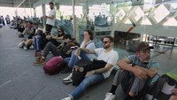 Penyebab pasti pemadaman masih diselidiki. Dugaan awal menyebutkan adanya kerusakan pada jaringan listrik di Prancis selatan yang berimbas ke pasokan listrik di Spanyol dan Portugal. (AP Photo/Manu Fernandez)