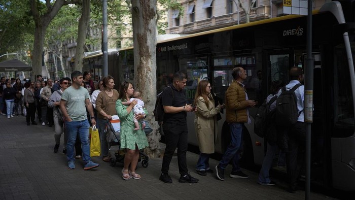 Police cordon off the main entrance of a closed train station, during a blackout in Barcelona, Spain, Monday, April 28, 2025. (AP Photo/Emilio Morenatti)